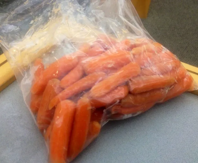 I love munching on baby carrots.|Alena Eydlishさん