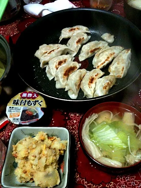 Snapdishの料理写真:王将餃子  カレー風味ポテトサラダ|kykyさん