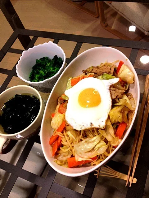 夕飯。野菜たっぷり焼きそば、ワカメスープ、菜の花のからし和え|カヨさん