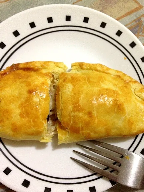 My own version of chicken pie yey!! Love it :)) happy with the result|Heyshelさん