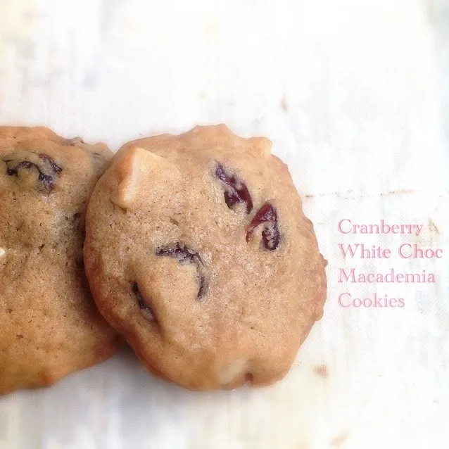 Snapdishの料理写真:Cranberry white chocolate and macademia cookies|ptr ywnさん