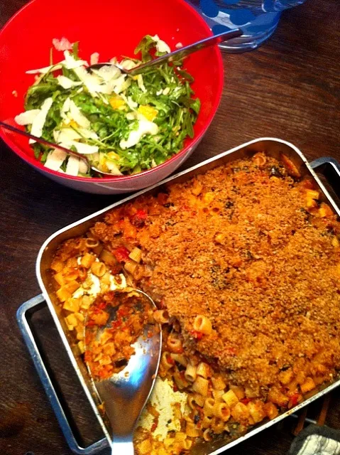 Pastaschotel met aubergine uit de oven en salade.|petitさん