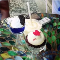 Snapdishの料理写真:Oreo Cheese Cupcake & Red Velvet Cupcake with Tofu Mango Shake|ronie galarseさん