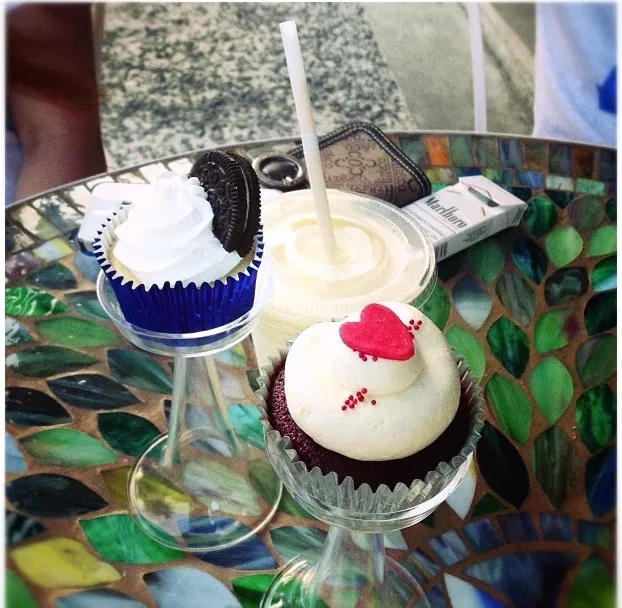 Snapdishの料理写真:Oreo Cheese Cupcake & Red Velvet Cupcake with Tofu Mango Shake|ronie galarseさん