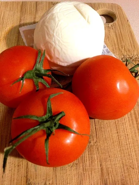 Beautiful tomatoes and fresh mozzarella balls equals caprese salad for dinner|Ong Sor Fernさん