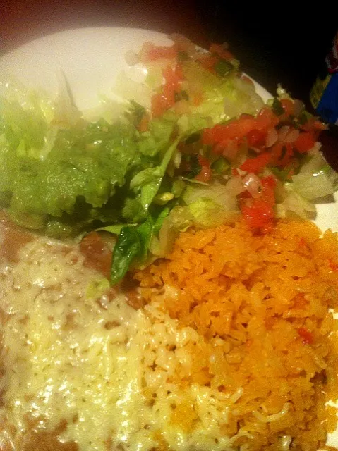 🍲🍲Mexican rice, refried beans, lettuce, tomato & guacamole.🍲🍲|hannahさん