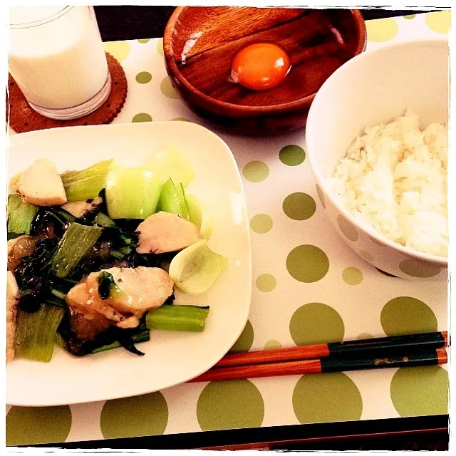 Snapdishの料理写真:鶏はむと青梗菜の炒め物と卵かけご飯|かぴこさん