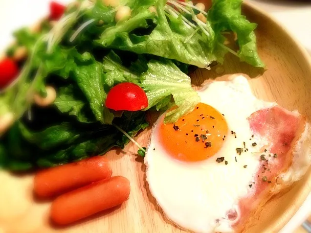 Simple Breakfast★Fried egg & Bacon,Salad|***さん