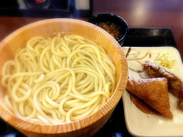 釜揚げうどんとお稲荷さんととり天の最強トリオ。三四郎と馬之助と頁二のタッグみたいなかんじ|coichiさん