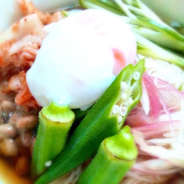 夫作♡温玉のせ納豆キムチ煮麺|ひぐちんさん