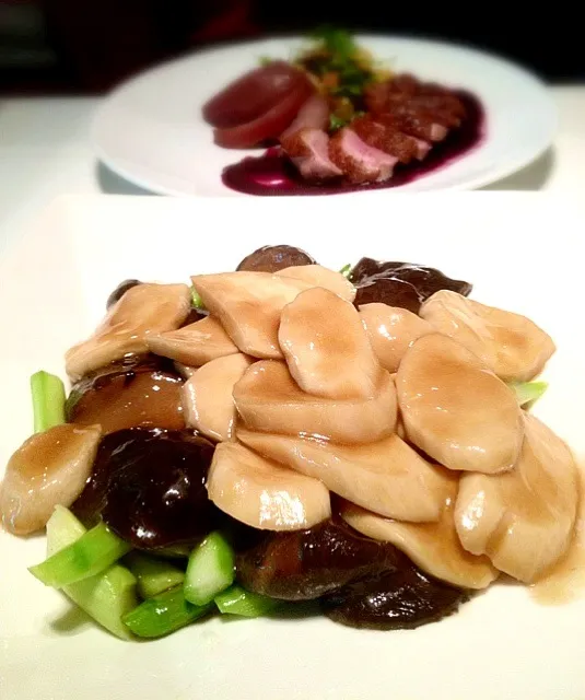 Snapdishの料理写真:Braised Wild Mushroom With Asparagus 雙菇燴蘆筍|MyRaXさん