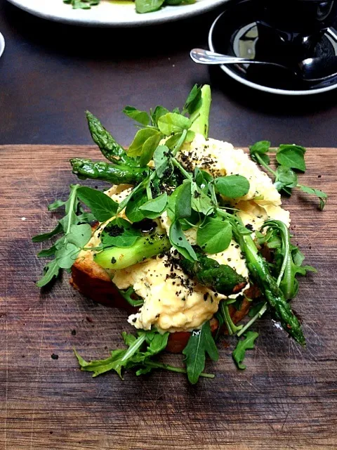 asparagus and scrambled eggs on toast!|shillashinopithさん