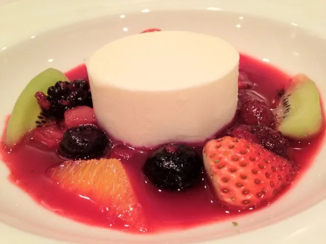 Cheese mousse and fresh fruits with cranberry sauce.|do dyuさん