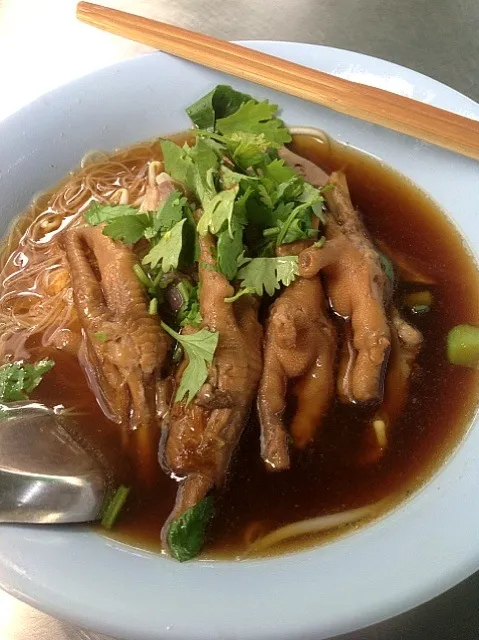 Vermicilli in chicken broth with stewed chicken feet...EEW delicious|ptr ywnさん