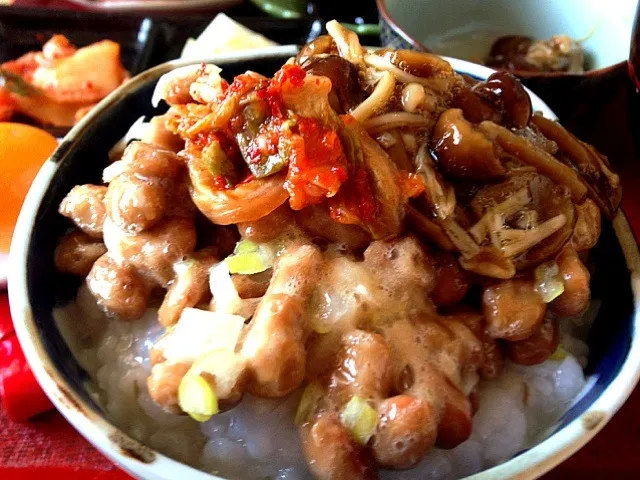 Snapdishの料理写真:麺つゆ使いの超簡単ナメタケでシカさん風ごはんお粥バージョン / porridge with natto kimchi and boiled mushrooms|鰻大好き❤さん