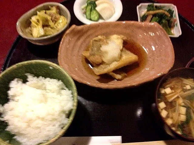 真鱈の揚げ出し風  じゃことキャベツの胡麻油炒め煮  菜っ葉の炊いたん  お漬物  赤出し ママ友とランチ〜♫|ベタママさん