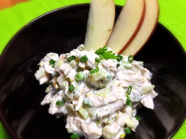 Light Chicken Salad with Pistachios, Celery, Green Onions, Lime, Celery, Cinnamon etc, served on Apple Slices or Crackers|6畳フィットネスさん