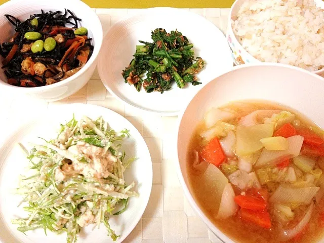 ひじきの煮物
春菊の梅和え
豆腐と水菜のサラダ
豚汁
玄米入りご飯|こなつさん