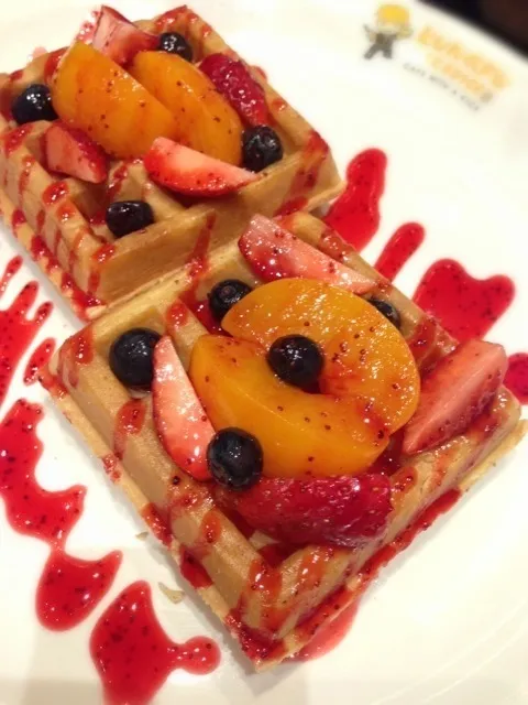 Snapdishの料理写真:😘Waffle licious-A medley of crispy & fluffy goodness topped with a unique mix of fresh berries and strawberry sauce(人´∀｀*)|🎀Kittyna🌸さん