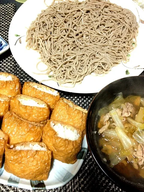 Snapdishの料理写真:#夕飯 おいなりさん、具だくさんつけ汁そば。風邪のせいか熱っぽいのが口の中にきてしまったようで上あごが痛いくて硬いものが食べられないので柔らかいものシリーズにしてもらった。|ms903さん