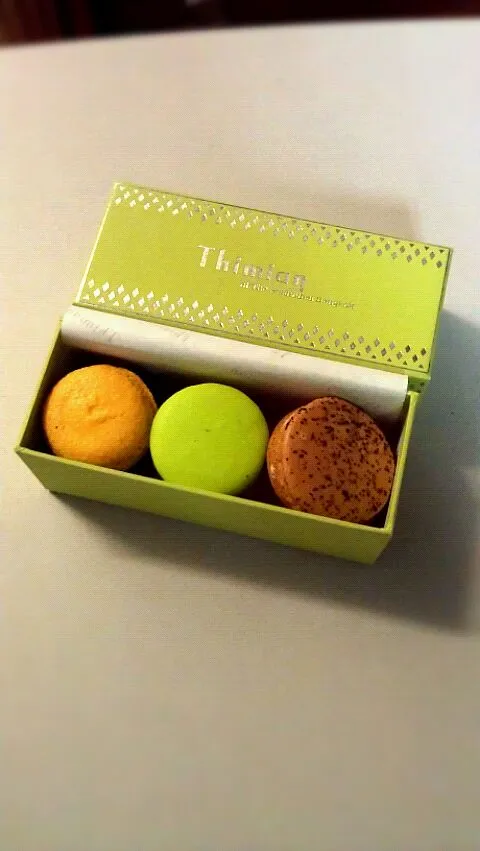 box of macarons from thimian the sukhothai hotel bangkok|khantaphon leelachayakulさん