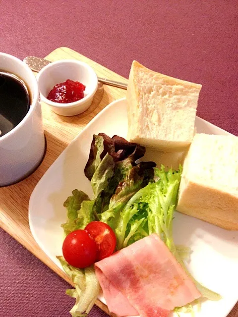 贅沢に厚くカットした食パンで朝ごはん|よよさん