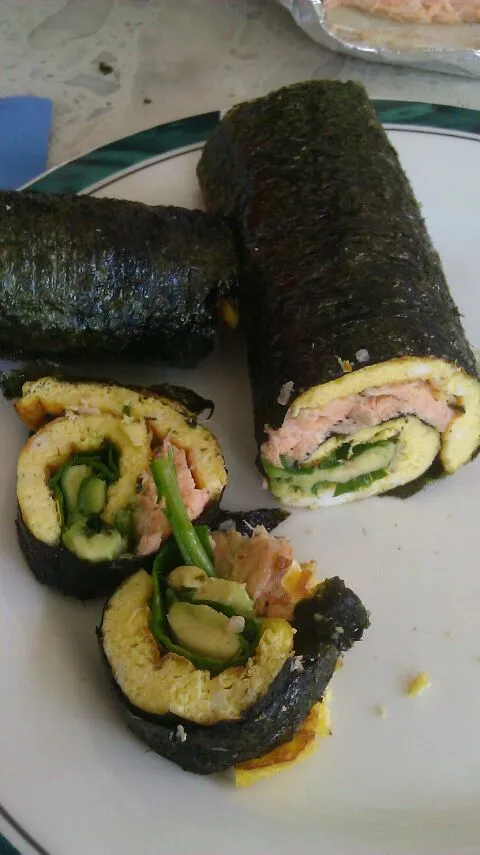 Snapdishの料理写真:one roll of riceless sushi! spinach salmon avocado and egg :)|staphanyさん