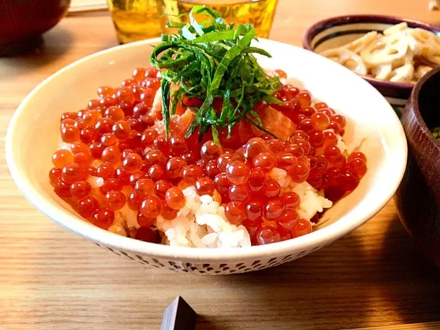 Snapdishの料理写真:いくら醤油漬けとサーモンの親子丼|えんさん