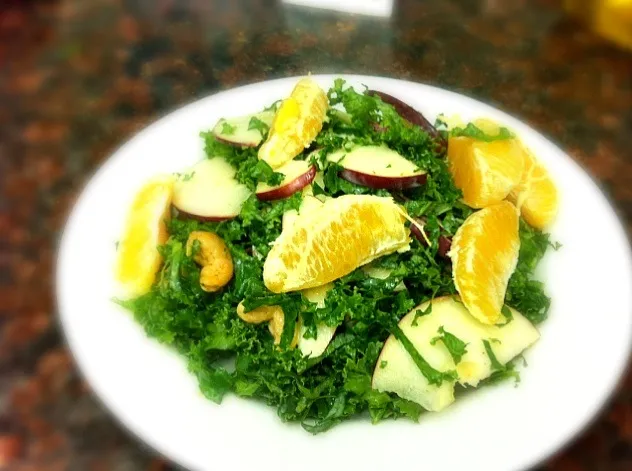 Snapdishの料理写真:Raw kale salad|danielleさん