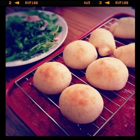 手こねパンとグリーンシーザーサラダの朝食|ふうりんさん