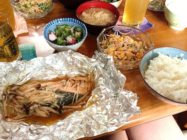 鮭のホイル焼き、タコの酢の物、豆苗サラダ、キノコ味噌汁🍴|すかラインさん