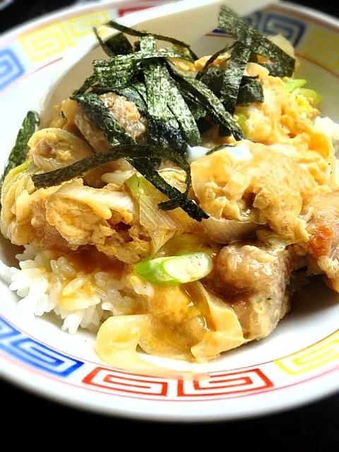 息子ご飯は、昨夜のチキン唐揚げと長ネギ卵で親子丼（＾Ｏ＾）|くめさん