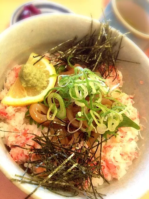 Snapdishの料理写真:漁火丼。イカの醤油漬けとかに身。できそうな組み合わせやわ|ハルさん