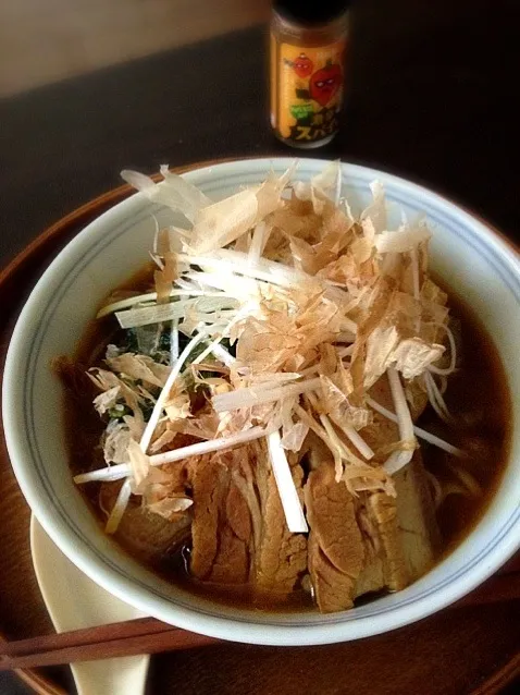 カレー蕎麦。三枚肉とほうれん草とおあげさんで♪|まんどしゃさん