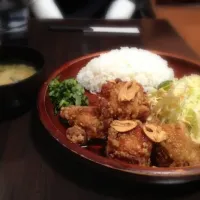 Snapdishの料理写真:唐揚げ定食  にんにく醤油味！|samuさん