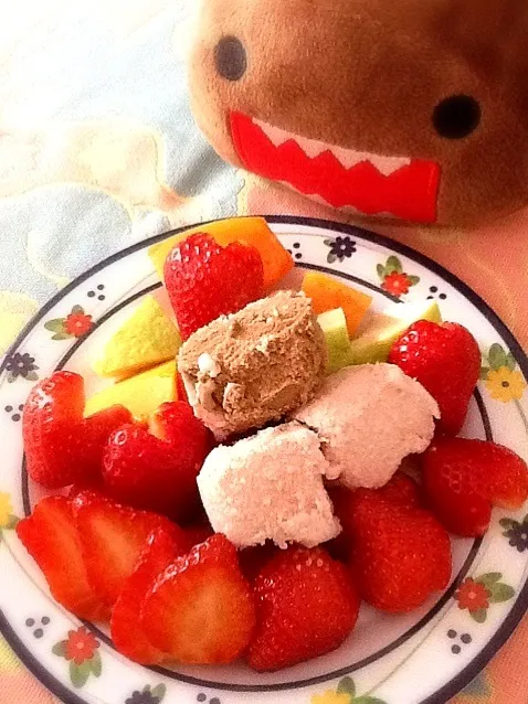 Snapdishの料理写真:🍓手作り簡単アイス💝(momozailさんのレシピだよ)|さとう かおりさん