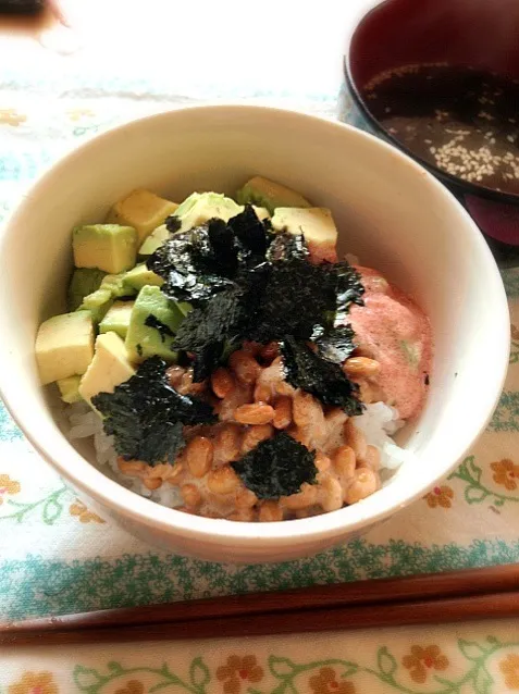 Snapdishの料理写真:納豆アボカド明太子マヨネーズ丼|tomoさん