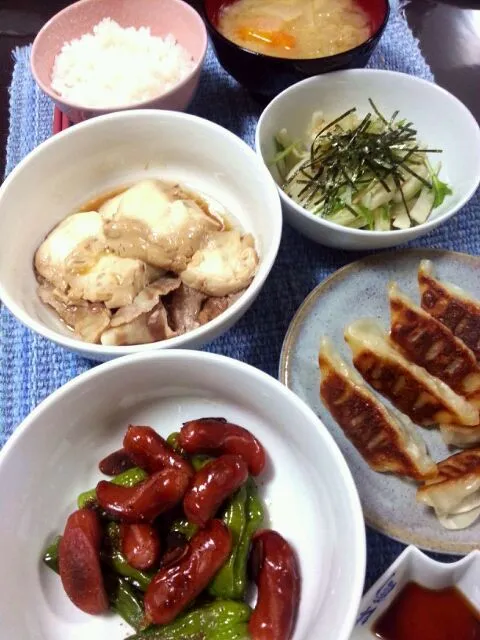 肉豆腐 ししとうとウインナーの炒めもの 大根と水菜のサラダ 餃子 大根と人参の味噌汁|野崎恵理さん