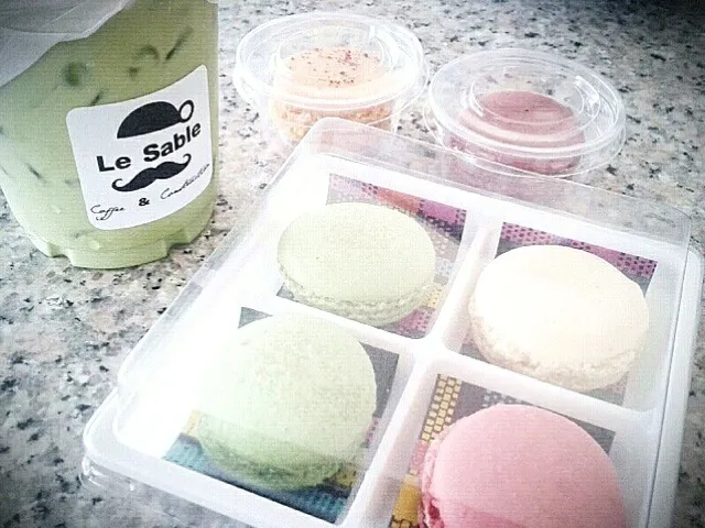 Milk green tea with macaron @ Le sable|pitachiofanyさん