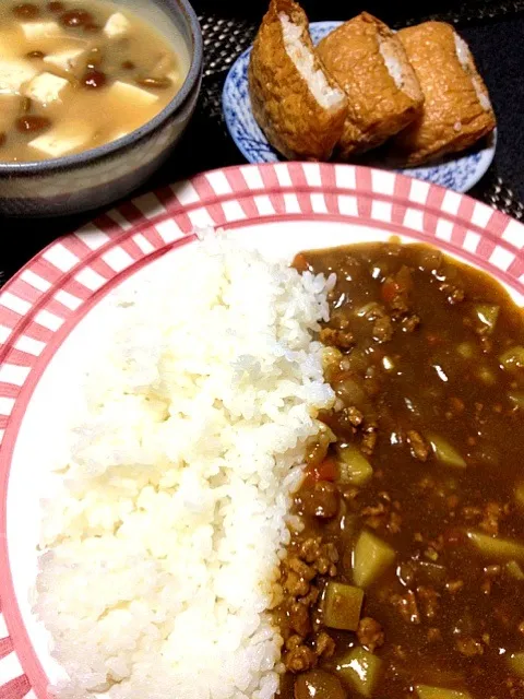 #夕飯 おいなりさん、豆腐なめこ味噌汁、カレーライス。口の中が痛いので柔らかいシリーズ助かる。カレーは飲み物！ ライスもカレーも味噌汁もおかわりしたさ。夜おいなりさんまいうー|ms903さん