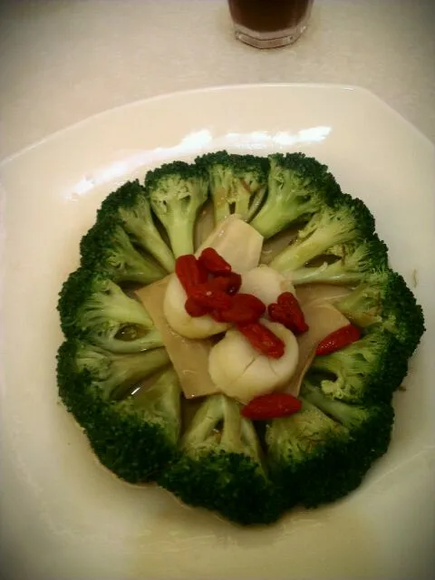 stir fried broccoli with scallops and slice abalones|Yen Tanさん