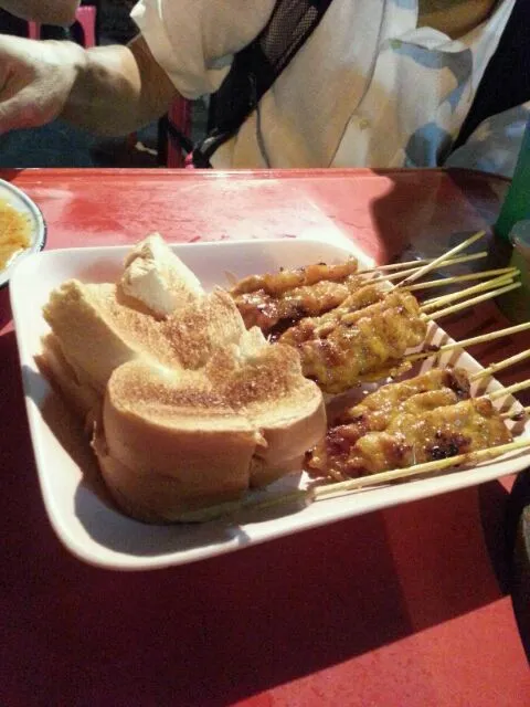 Snapdishの料理写真:Pork satay with peanut sauce and toast|hakubaraさん