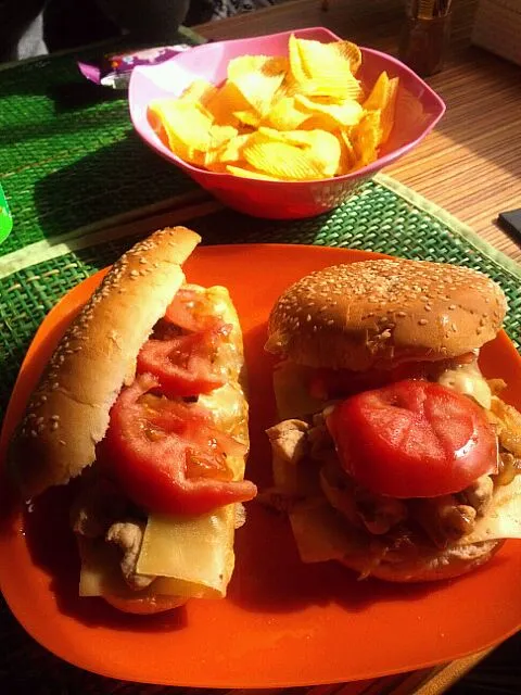 Snapdishの料理写真:hamburguesas de pollo, cebolla caramelizada, queso y tomate|fasserさん