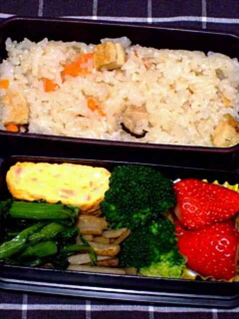 お弁当（炊き込みご飯、カニかま入り卵焼き、春菊のソテー、きんぴらごぼう、ブロッコリー、イチゴ）|すーさん