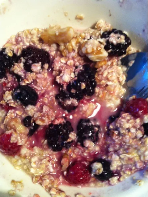 Very berry oatmeal, honey and walnuts|Kellyさん