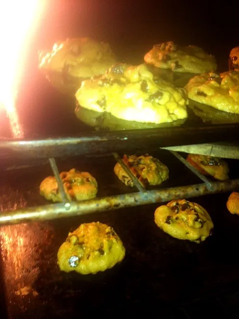 Snapdishの料理写真:🍪🍪chocolate chip cookies baking🍪🍪. Mmmm smelllllsss soo good!!😏😏|hannahさん