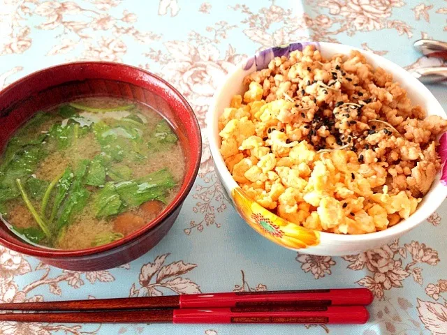 鶏そぼろ丼(茶碗位置逆)|えりさん