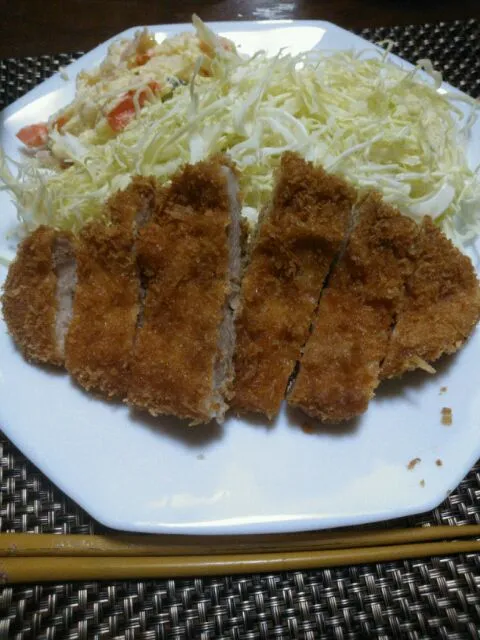 Snapdishの料理写真:いよいよ今日は、公立高校受験の日です。昨晩は、加須産高級豚の香り豚を使った豚カツを戴きました＼(^o^)／|H.E.YOSHY KAKKAさん