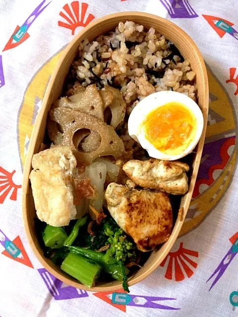 今日のおべんと。鶏のカレー焼き、れんこんのきんぴら、白菜と揚げのおかか煮、菜の花と干しエビの和え物、ゆで卵。茶色い弁当。|nozomi tsujiさん