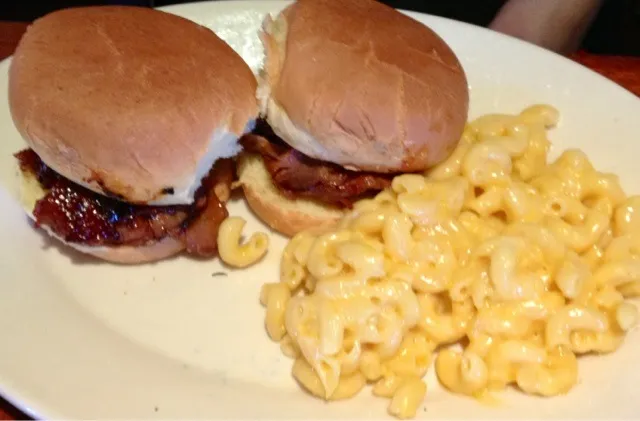 Snapdishの料理写真:Tri Tip BBQ Sliders and Mac and Cheese from WoodRanch|sooprcoolchicaさん